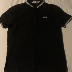 Hugo boss Piké  - Snygg hugo boss piké. Nyskick inte använt mycket pga för liten. Skriv gärna frågor