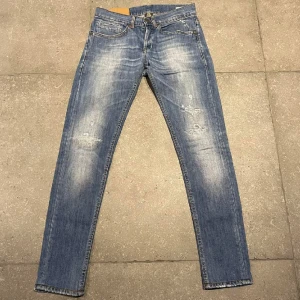 Dondup jeans - Säljer dessa schyssta dondup jeans i storlek 29. Jeansen är i ett bra skick och slitningarna är en schysst detalj på jeansen, ingen deffekt. Nypris: 3300. Skriv för fler frågor eller bilder!