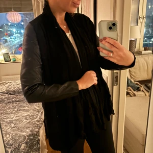 Kofta från Zara - Kofta/enkel jacka från Zara med skinndetaljer på armarna. Storlek M. Använd men i fint skick.