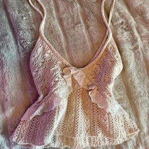 Zara topp - Säljer den här zara toppen! ❤️ Kontakta mig innan köp och använder mig helst av swish utanför appen då min BankID har strulat lite! Tar alltid bildbevis innan jag skickar något och kan mötas upp i Stockholm! 💗