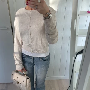 Beige kofta - Såå fin kofta, perfekt till lågmidjade jeans. Bra sick ❣️