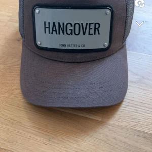 John hatter - Säljer just nu min John hatter keps.  Säljer den för att den inte kom till användning super mycket. Lite repig uppe i vänstra hörnet men inget man tänker på. Därför sätter jag ett pris på 495 kr. Dm för fler bilder. Pris kan diskuteras.