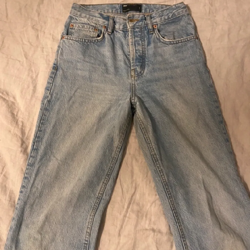 Så fina raka lågmidjade jeans fran Asos i st. 26. Älskar dem, men jag har tyvärr växt ur dem. Så fin blå färg och helt perfekt rak passform. Hör gärna av er om ni har några frågor!💗. Jeans & Byxor.