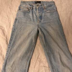 Så fina raka lågmidjade jeans fran Asos i st. 26. Älskar dem, men jag har tyvärr växt ur dem. Så fin blå färg och helt perfekt rak passform. Hör gärna av er om ni har några frågor!💗