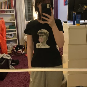 Cool tshirt med print - Cool t-shirt med coolt tryck i storlek s