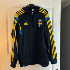 Sverige tröja zip - En snygg och unik landslagströja, riktigt fräsch. Inga konstigheter med den.  