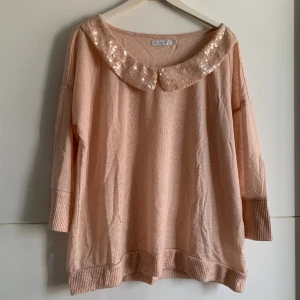Blus - Söt blus med fina detaljer runt halsen 😍 helt ny 