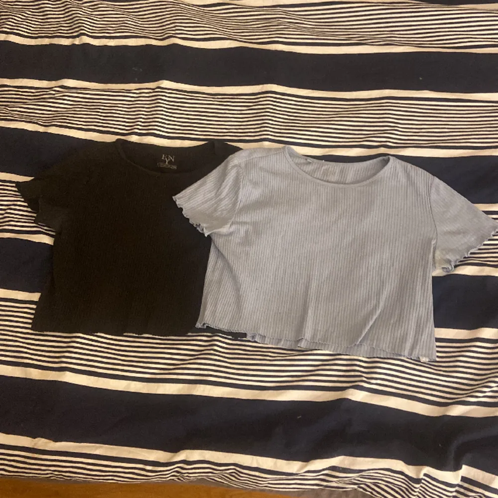 Säljer dessa två magtröjor från Ellen New York för att de inte längre andvänds💘 De är avklippta, men har fina kanter och inga fransar eller trådar💕 Funkar som magtröja eller med ett linne eller liknande under💝 Kan sälja styckvis. T-shirts.