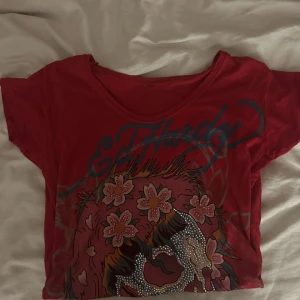 Röd snygg ed hardy t shirt - Bra skick, den är ganska lång och funkar som tight klänning (kan skicka bild när jag har den så) 🙌🏼