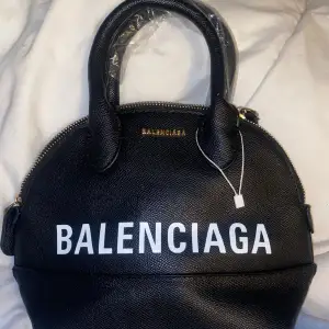 Fin Balenciaga väska  i bra skick, säljs pågrund av inte har  haft någon användning av. Ej äkta inget man lägger märke till. Vid frågor hör av dig 🙃