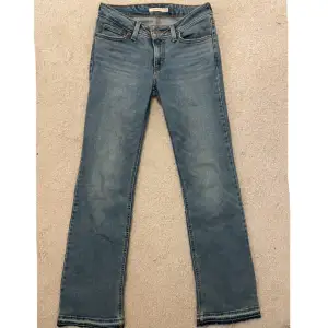 Superfina lågmidjade Levis jeans. Knappt använda och i jättebra skick. Storlek 26/32. 💗