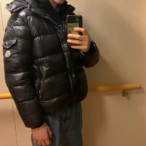 Svart vinter jacka - Säljer min moncler maya för 2500kr vid snabb snabb priset kan diskuteras!