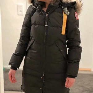 Parajumpers Long Bear Masterpiece - Nyskick - Parajumpers Long Bear Masterpiece Series jacka i fullständigt nyskick. Endast använd en vinter och ett fåtal gånger, väldigt välvårdad. Inga märken, repor, skador eller fläckar. Nypris 10499.  Pris kan självklart diskuteras vid smidig affär. Kan ploc