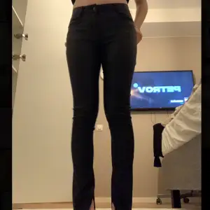 Säljer dessa jätteeee snygga skinnbyxor som jag har klippt vid benen för att den ska bli lite bootcut, midjemått tvärsöver:30cm  Midjemått:66cm Innerbenslängden:78cm Ytterbenlängden:100cm Dem är stretchiga!! Jag bär xs/s! Pris går att diskuteras!!💕