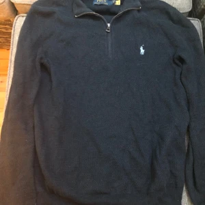Ralph Lauren half zip - Fet Polo Ralph lauren zip i storlek small, köpt för 800 här på plick. Cond - 8/10.