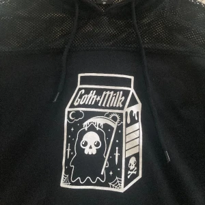 Goth Milk Mesh Crop Hoodie - En mesh hoodie jag köpte i USA, Hot Topic för 29.90$ Säljer då den inte är i min stil 💕 Oanvänd, endast testad, lapparna sitter kvar