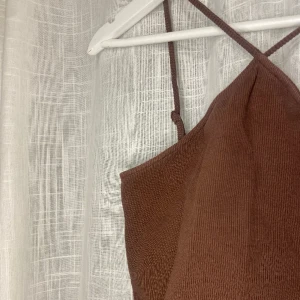 Topp - Brun topp från BikBok!