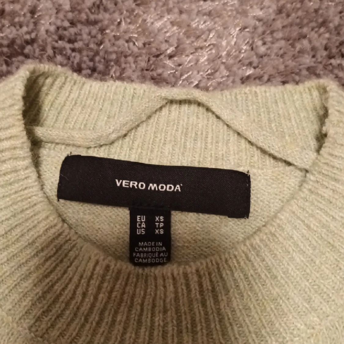 Stickad tröja med puffärm  - 91