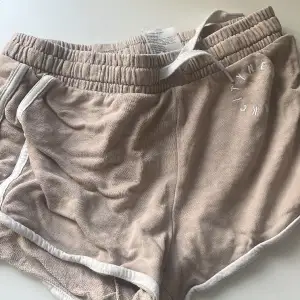 Beiga mjukis shorts med vita linjer och en text:city new york Textil: bomull Säljer pga att dom inte används och för små Defekter: litet ljusrosa sträck