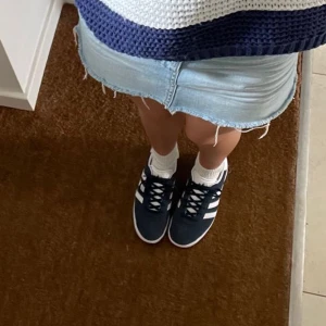 Adidas Gazelle - Jättefina adidas Gazelles som tyvärr blivit för små. Bra skick. Orginalpris: 1200 kr💙