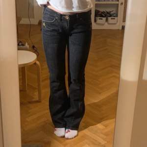 Jättefina jeans med mycket detaljer Oanvända, dock köpt secondhand  Säljer då de är för långa för mig!  Skulle säga att de är S/M i midjan Längd: 107 cm Benlängd: 81 cm Midja (rakt över): 40 cm