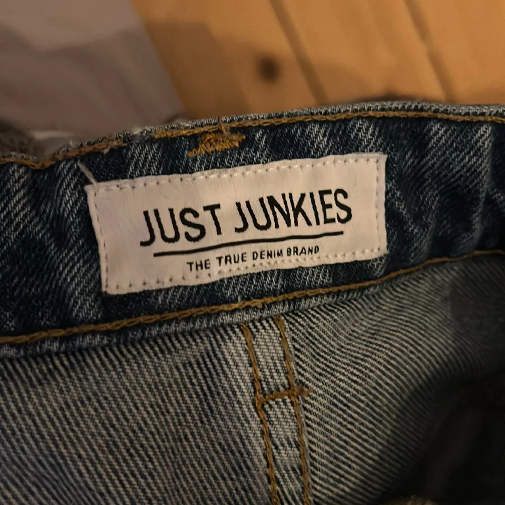 Säljer ett par riktigt snygga Just junkies jeans i färgen blå. De är inte så använda och är altså i bra skick.  Skick 8/10 Storlek 28/32 Nypris 899 Mitt pris 200. Jeans & Byxor.