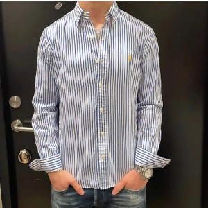 Snyggskjorta - Säljer en jättefin skjorta ifrån ralph lauren i superskick! Nästintill oanvänd så därför skick 8-9/10. Nypris ca 1800kr men säljes endast för 549kr. (Första bilden lånad!!)