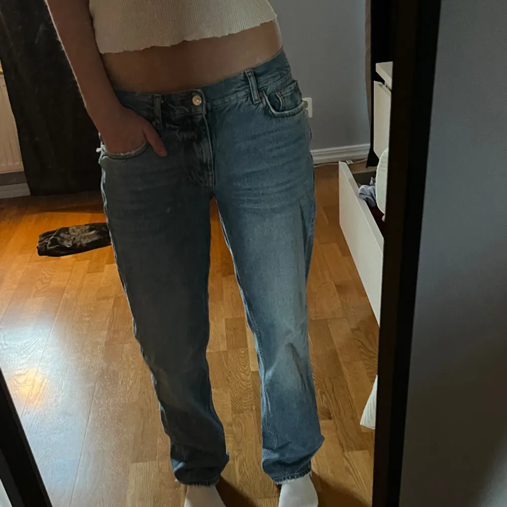 Lågmidjade jeans i modellen straight från Gina tricot säljes nu. Väldigt basic snygga jeans som passar till allt! Nypris: 499kr. Jeans & Byxor.