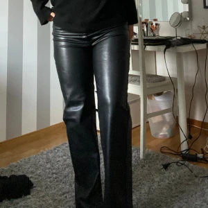 Skinnbyxor - Jättesnygga skinnbyxor i mid waist🖤Storleken är 40 men skulle säga att dom sitter som en S/M😽