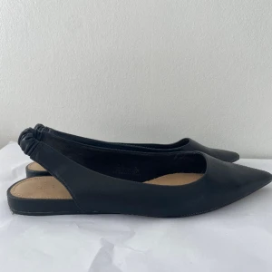 Sling back i fake läder - Sling back med scrunched backing från H&M. Säljer pga för stora