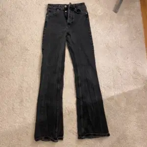 Jeans från GinaTricot i storlek 25/32. använda få gånger men ingen skada på jeansen. Köpta för 500kr. PRIS KAN DISKUTERAS!