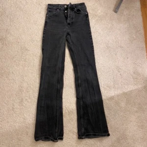 Jeans - Jeans från GinaTricot i storlek 25/32. använda få gånger men ingen skada på jeansen. Köpta för 500kr. PRIS KAN DISKUTERAS!