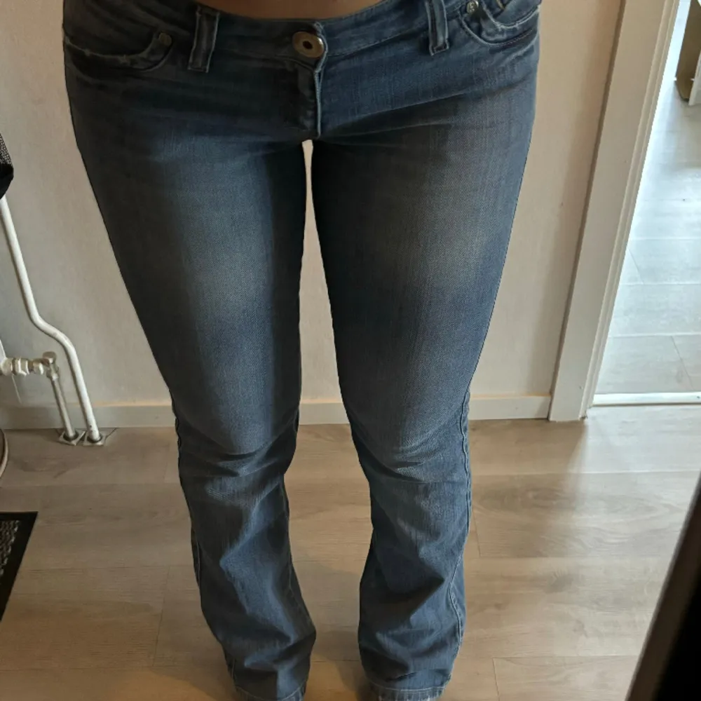 Dolce Gabbana jeans, helt oanvända av mig men köpt secondhand och är stort sätt oanvända. Har fler bilder och pris kan diskuteras. Storlek M/38 och sitter som en M. Mycket bra skick! . Jeans & Byxor.