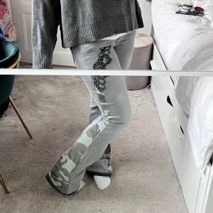 Coola jeans!  - Så coola jeans i grått och militär❤️ jag är 172 som referens 