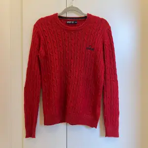 En fin röd kabelstickad tröja ifrån Svea. Nyskick i storlek M.❤️