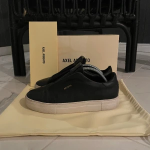 Axel Arigato skor  - Säljer mina laceless Axel Arigato skor storlek 42. Köpta på arigatos egna hemsida för 2200kr, mitt pris 1000kr. Skorna är i ett bra skick ungefär 7,5/10. Bara att höra av er om frågor! 