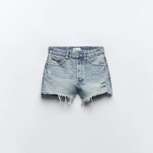 Jättefina jeans shorts från zara. De är i väldigt  fint skick🫶