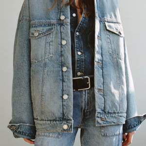 Helt ny aldrig använd jeansjacka från Zara. Har ett innerlager därför är den lite varmare än vanliga jeansjackor, så passar perfekt till våren nu🩵🩵kostar 450kr+frakt