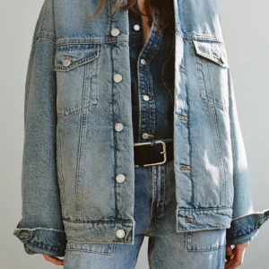 Jeansjacka  - Helt ny aldrig använd jeansjacka från Zara. Har ett innerlager därför är den lite varmare än vanliga jeansjackor, så passar perfekt till våren nu🩵🩵kostar 450kr+frakt