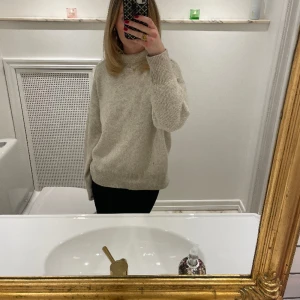 Beige stickad tröja - Beige stickad tröja från Gina! Endast använd ca 2 ggr🥰storlek s passar även m
