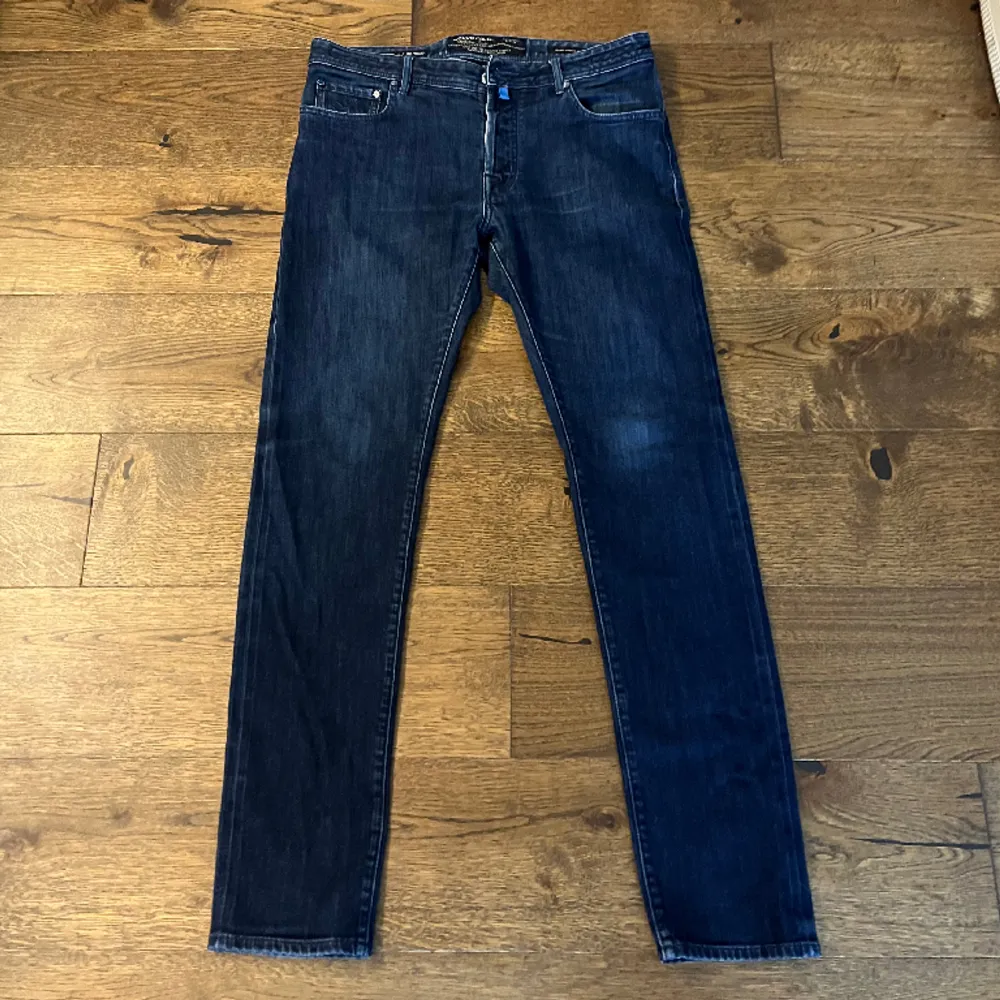 Säljer dessa mörk blåa slim jeans från Jacob Cohën. Dem är i jätte bra skick 9/10. Jeansen är i storlek 35 men passar mer storlek 32-33. Skriv om du har några frågor. Pris kan diskuteras vid snabb affär.. Jeans & Byxor.