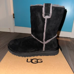 UGG CLASSIC SHORT SPILL SEAM - Varan har används under vintern men är i bra skick, köpta i butik i Sverige. Nypris 2300 kr. Original förpackning medskickas 