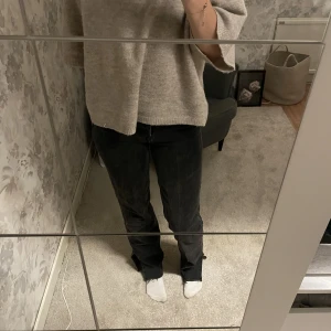 Jeans  - Långa jeans från asos med slits. Längd 38 men klippta så innebenslängden är 83cm🖤