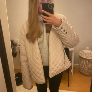 beach jacka  - jättefin beach jacka som inte kommer till användning. storlek xl så är lite overzize men tycker den sitter bra på mig som brukar ha xs/s