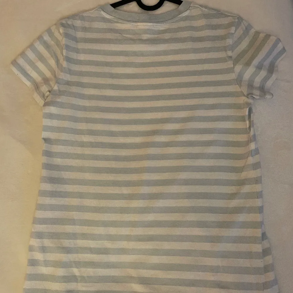 Vit och ljusblå randig Levis t-shirt i  bra skick, storlek XS men passar även de som har S. 💕. T-shirts.