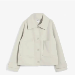 Kappa  - Den är i använt skick köpt här på plick, jag säljer den då jag  inte riktigt fått användning av den . Den är från Kappahl o kostar egentligen 900kr, den är lite nopprig här och där, pris kan diskuteras 💓  Lånad bild