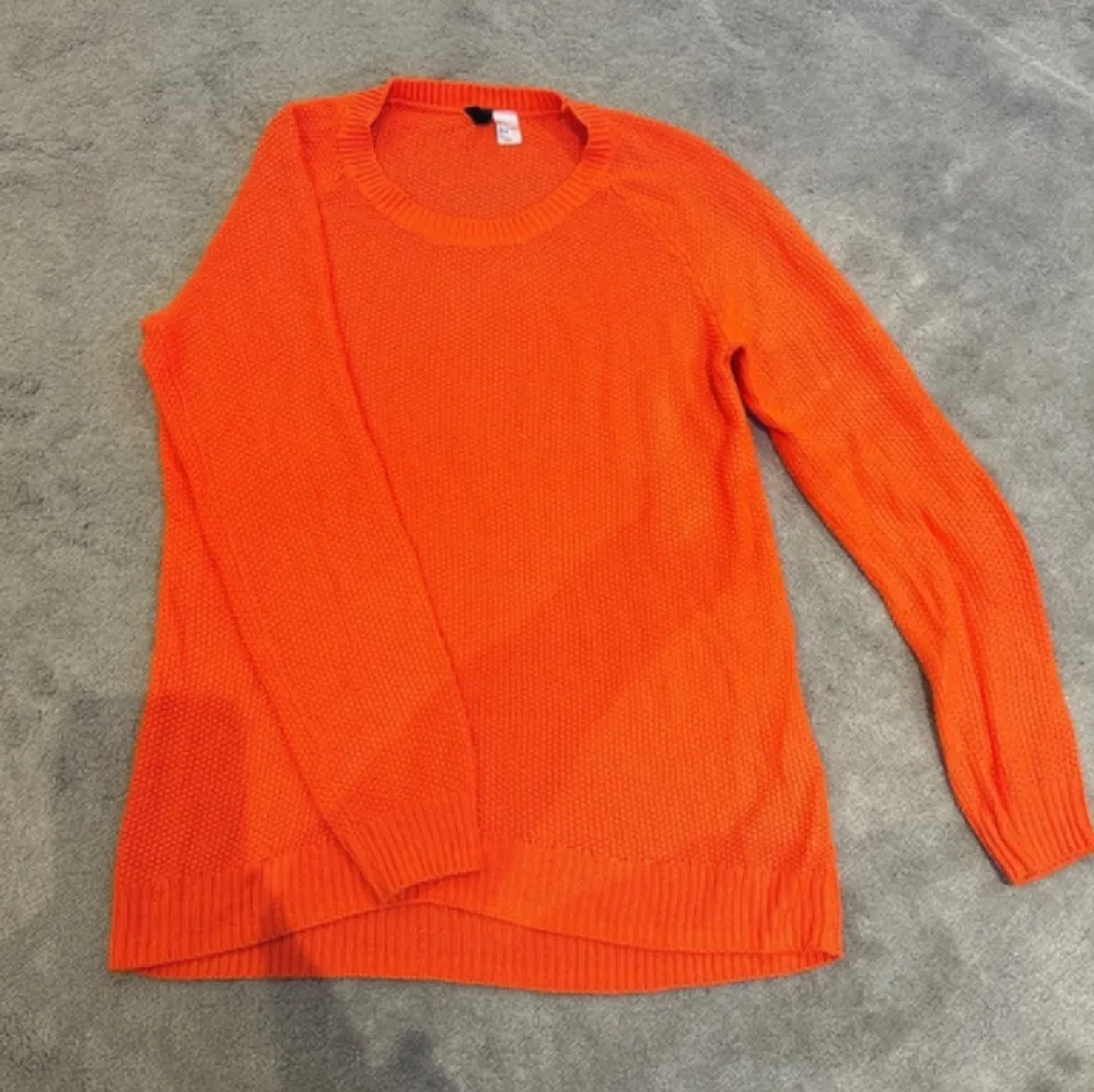 Fin orange stickad o ersize tröja i storlek M från H&M DIVIDED  . Tröjor & Koftor.