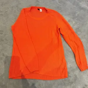 Fin orange stickad o ersize tröja i storlek M från H&M DIVIDED  
