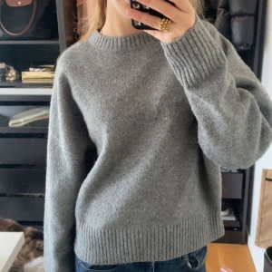 Grå Stickad tröja - Säljer denna jättefina stickade tröjan från zara! Välanvänd men i bra skick, nypris 390kr💗💗 Priset kan diskuteras