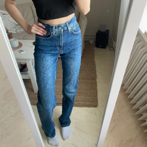 Jeans - Jag säljer dessa högmidjade blåa jeansen ifrån BikBok, i storlek w24, använda endast en gång. Ny pris 599kr, säljer för 200kr. Men pris kan diskuteras.